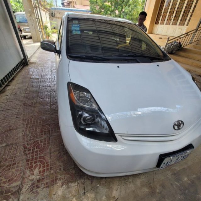 Toyota Prius 04 white