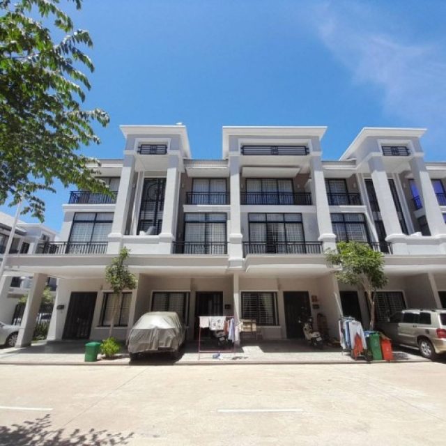 វីឡាកូនកាត់សម្រាប់លក់បុរី ប៉េង ហួត