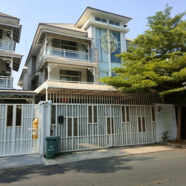 វីឡាភ្លោះសម្រាប់លក់ បុរី អ័គីដេរ 2004