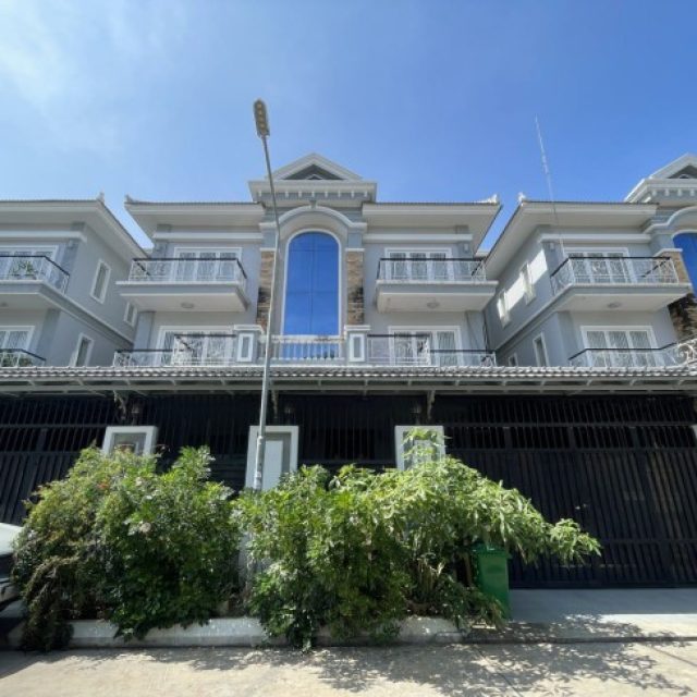 វីឡាភ្លោះ សម្រាប់លក់ក្នុងបុរី វិមានភ្នំពេញ