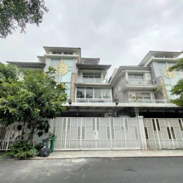 វីឡាភ្លោះ សម្រាប់ជួល បុរី អ័រគីដេ 2004