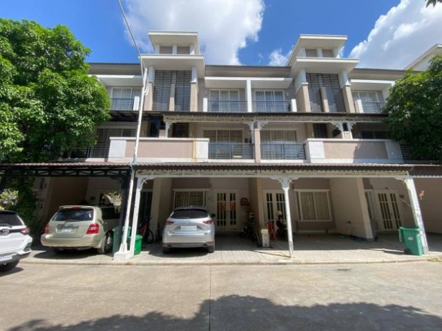 វីឡាកូនកាត់ សម្រាប់ជួល បុរី ប៉េងហួត